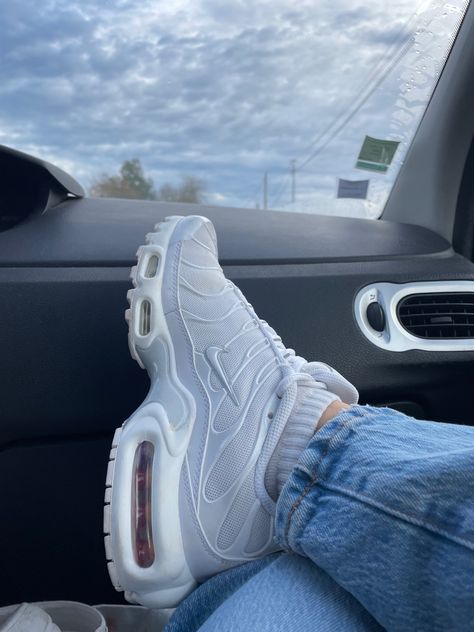 Tn Blancas, Nike Tn Shoes, Nike Tn, Jordan Shoes Retro, Tenis Nike, Stylish Mens Fashion, Nike Air Max Tn, Shoe Inspo, Swag Shoes