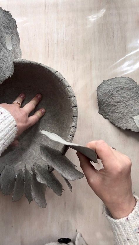 DIY: Raw Elegance: How to Create a Paper Pulp Bowl — Cozy Rawness Ceramic Art Vase, Papmache Ideas, Paper Clay Crafts, Paper Mache Sculpture Ideas, Papier Mache Art Ideas, Paper Mache Ideas, Fabric Mache, Ceramics Japanese, Diy Paper Mache