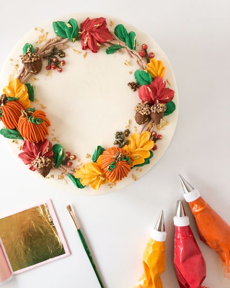 Thanksgiving Cakes Decorating, Wreath Cake, Thanksgiving Cakes, Buttercream Cake Decorating, Cake Classes, Bakery Ideas, Winter Cake, Cake Decorating Frosting, Fall Cakes