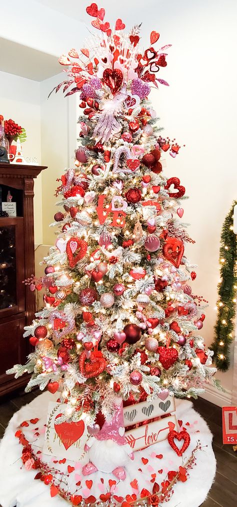 Trees Decorated For Valentines Day, Valentines Tree Topper, Valentines Christmas Tree Ideas, Valentine’s Day Tree Ideas, Valentines Day Christmas Tree, Valentines Tree Decorations, Valentines Christmas Tree, Valentine Trees, Valentines Day Tree