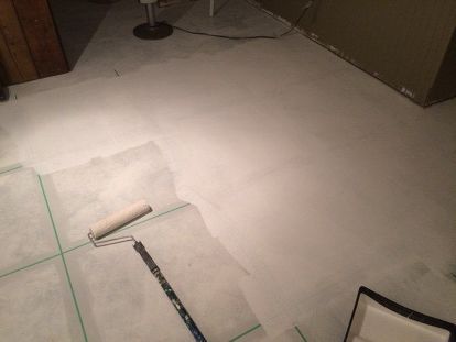 This is my faux marble floor, the room is 16 feet wide and 30 feet long. We are building our home and money gets tight sometimes, so I decided to paint our concrete basement floors. "I've seen this done to countertops, but on floors? That is gorgeous!" Fake Marble Floor, Diy Floors, Concrete Basement Floors, Basement Floors, Painting Marble, Concrete Basement, Faux Marble Paint, Faux Marble Countertop, Basement Flooring Options