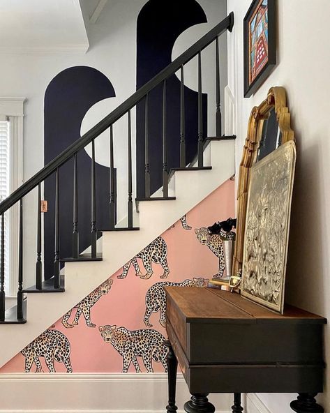 😍 Wow! How gorgeous is this staircase featuring our Jungle Leopard wallpaper in coral?! 💕🐆 Be sure to tag us or send us pictures of your… Houses In The 80s, Foyer Staircase Entryway, Narrow Staircase Ideas, Wallpaper Stairwell, Geek Chic Decor, Nj House, Wallpaper Staircase, Us Pictures, Stairwell Wall