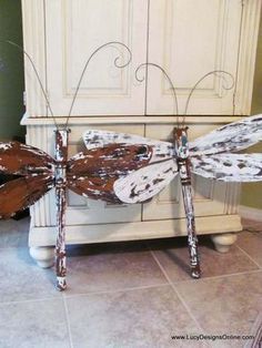 Metal Wings, Ceiling Fan Blades, Garden Crafts Diy, Diy Gardening, Table Leg, Dragon Fly, Garden Decorations, Fan Blades, Diy Vintage