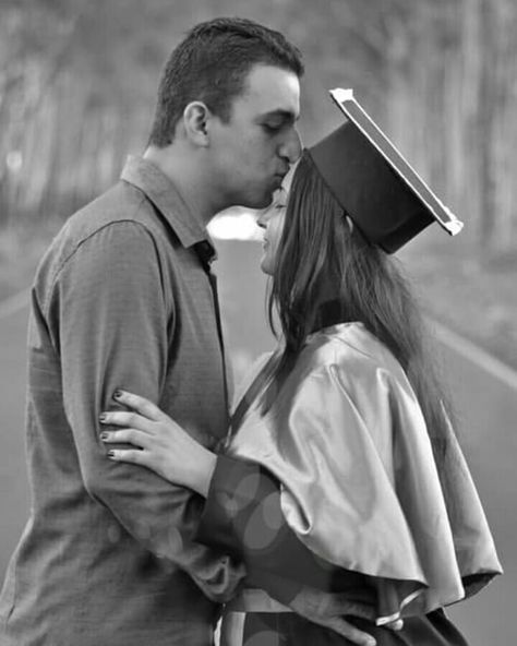 Husband And Wife Graduation Pictures, Couple Graduation Pictures, Father Picture, Graduation Pic Ideas, Nursing Graduation Pictures, Grad Photography, College Graduation Photos, Senior Photography Poses, Graduation Photography Poses