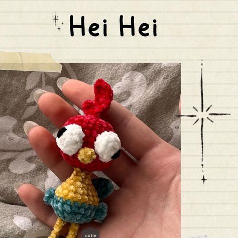 Shaiinessu ૮꒰•༝ •。꒱ა on Instagram: "⊹Hei Hei cute version - FREE PATTERN -  Hiiiii everyone !!! This is my second free pattern and I’m so excited to share it with yoouuuu !!! This pattern is a thank-you gift for all your kindness and support, I’m soooo grateful for every like, comment and all kind of interaction with all of you ! I’m going to do my best to be moooore active… ૮꒰ ˶• ༝ •˶꒱ა ♡   ⊹Correction : R4 : (3 sc in same st, 3sc, 3 sc in same st, 4sc) x2  ⊹I Hope you’ll like this pattern and have fun !!  ⊹Pattern by me  ⊹If you have any questions feel free to leave a comment or DM me anytime!  ⊹Likes, shares and any kind of support are greatly appreciated 🫶🏼  🏷️ #patternrelease #pattern #giveaway #crochet #crochetgiveaway #plush #amigurumi #rooster #crochetersofinstagram #crochetdisn Hei Hei Crochet Pattern, Crochet Hei Hei, Hei Hei Crochet Pattern Free, Crochet Cartoon Characters Free Pattern, Crochet Gift Patterns Free, Cute Crochet Gifts, Crochet Rooster, Hei Hei Moana, Chunky Yarn Crochet Pattern