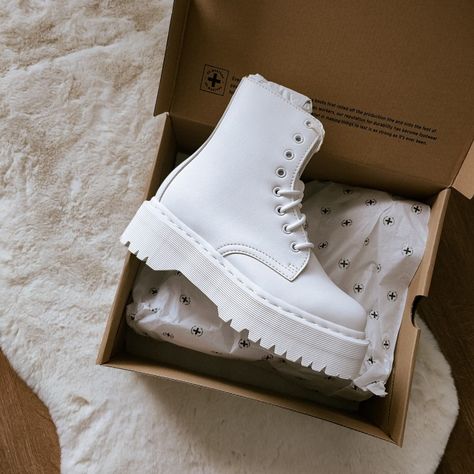 Dr Martens White Boots Outfit, Dr Martens Jadon White, White Jadon, Dr Martens Jadon Boots, Honeymoon Vibes, Sneakers 2022, White Doc Martens, Jadon Boots, Grunge Boots