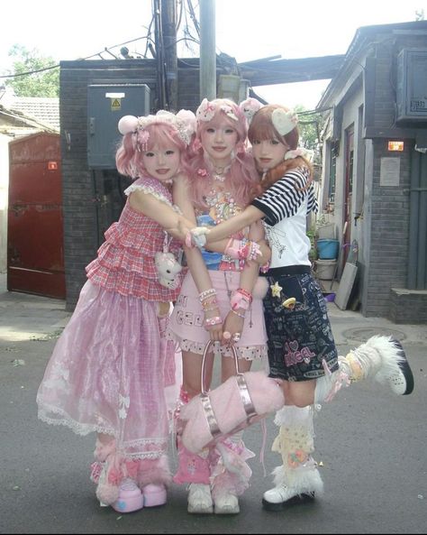 Meta Angel, Mode Gyaru, Decora Harajuku, Harajuku Decora, Kawaii Outfit Ideas, 2000s Japanese Fashion, Kawaii Outfit, Karakter Sanrio, Kei Fashion