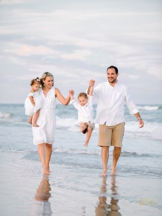 Bermuda Pictures, Family Beach Pictures Poses, Family Beach Pictures Outfits, Beach Photoshoot Family, Beach Family Photography, Beach Picture Outfits, Beach Photography Family, Family Beach Portraits, Beach Photo Session