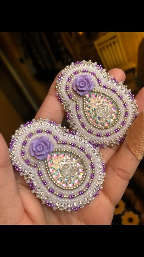 Purple Beaded Earrings Native Americans, Powwow Earrings, Native American Beadwork Earrings, Powwow Outfits, Purple Beaded Earrings, Flower Beaded Earrings, Embroidered Jewellery, Beading Art, Beadwork Ideas