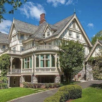 Cottage Mansion Aesthetic, Aesthetic House Exterior Victorian, Cottagecore Victorian House, Boho Home Exterior Dream Houses, Vintage Mansion Aesthetic Exterior, House Design Aesthetic Exterior, Detailed Home Exterior, Cottagecore House Exterior Mansion, Dream House Vintage Exterior