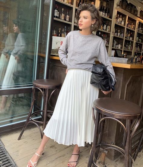 White Plisse Skirt Outfit, White Pleated Maxi Skirt Outfit, Midi Pleated Skirt Outfit, Pleated Maxi Skirt Outfit, Flowy Skirts, Imperial Fashion, Pleated Skirt Outfit, Skirts Outfits, Pretty Skirts