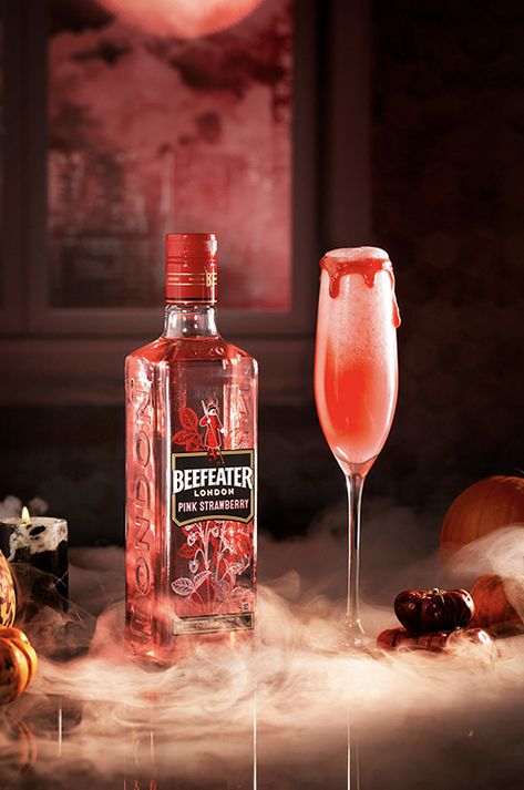 Trick your guests with this eery garnish on a surprisingly elegant cocktail. A simple cocktail, topped with prosecco, makes an easy showstopper for your Halloween drinks. Halloween Drink Photography, Halloween Product Photography, Gin Alcohol, Halloween Alcohol, Cosmopolitan Drink, Halloween Themed Drinks, Beefeater Gin, Alcohol Store, Simple Cocktail