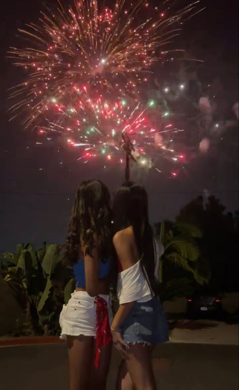 Forth Of July Inspo Pics, 4th Of July Pics To Recreate, Cute Fourth Of July Pictures Photo Ideas, Forth Of July Poses, 4th Of July Night Pictures, Holiday Pose Ideas, 4th Of July Ideas With Friends, Fourth Of July Pictures Instagram, 4 Of July Picture Ideas