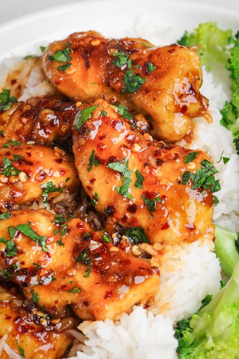 Honey Garlic Chicken - Bad Batch Baking - Restaurant Copycat Recipes & Family Favorites Sweet Pepper Chicken Recipes, Spicy Honey Sauce, Sticky Honey Garlic Chicken, Spicy Honey Garlic Chicken, Honey Chicken Breast, Baked Honey Garlic Chicken, Crispy Honey Chicken, Crispy Green Beans, Batch Baking