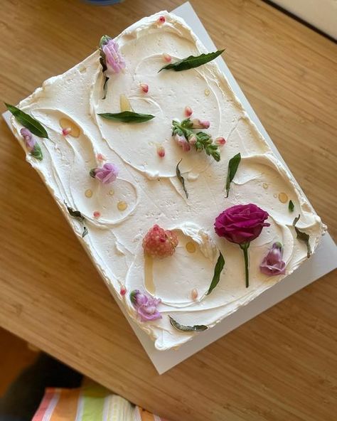 Wedding Cake Fruit Decorations, Sheet Cake Aesthetic, Aesthetic Sheet Cake, Cute Sheet Cakes, Sheet Cake Wedding Cakes, Wedding Sheet Cake Ideas, Sheet Wedding Cake, Sheet Cake Wedding, Quarter Sheet Cake