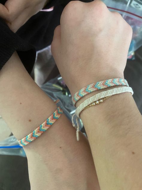 Chevron Bracelets, Freindship Bracelets, Yarn Bracelets, Chevron Bracelet, Diy Friendship Bracelets Patterns, Thread Bracelets, Friendship Bracelets Diy, String Bracelet, Bead Shop