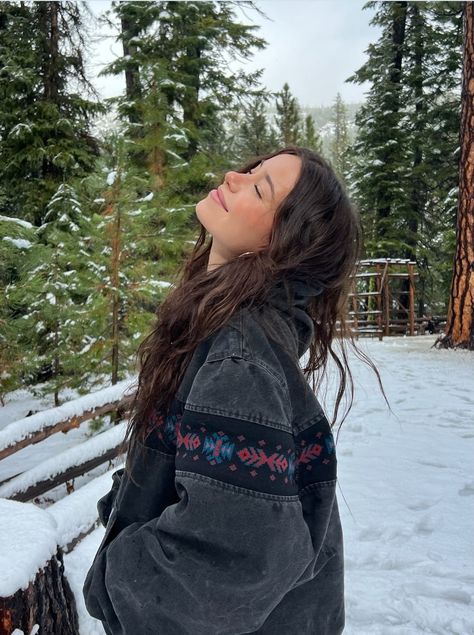 Sophia Birlem Outfits, Sophie Birlem, Oregon Aesthetic, Hogwarts Slytherin, Percy Jackson Fanfic, Sophia Birlem, Jack Hughes, Snow Photography, Youtuber Dr