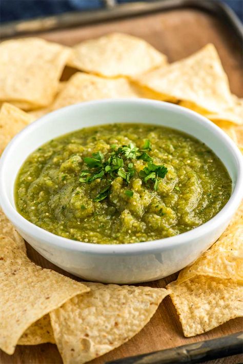 This fresh Mexican salsa verde is a flavorful combination of tomatillos, cilantro, onion, garlic, and peppers. Perfect for dipping or adding to another recipe! Roasted Salsa Verde, Mexican Salsa Verde, Roasted Salsa, Creamy Spinach Dip, Candied Jalapenos, Salsa Verde Recipe, Cake Dip, Chile Jalapeño, Mexican Salsa