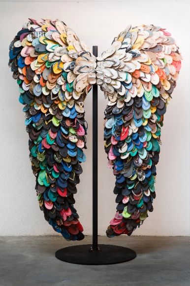 ART: Alfredo and Isabel Aquilizan's Last Flight, 2009, used slippers and metal stand, 107.3 x 77.2 inches/275 x 198 cm | contemporary art | modern art | original artwork | Filipino art | Filipino artists Flip Flop Art, Vitrine Design, Hantverk Diy, Folding Origami, Trash Art, Charcoal Drawings, Wow Art, Recycled Art, Button Art