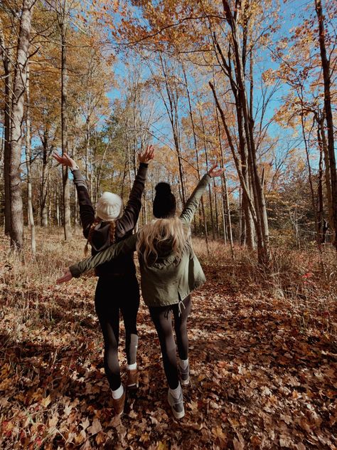 Hiking With Best Friend, Friend Hiking Pictures, Fall Photo Inspo Aesthetic, Hiking Photoshoot Friends, Hike Photo Ideas, Cute Fall Photoshoot Ideas With Friends, Winter Best Friend Pictures, Fall Pics With Friends, Hiking Pictures With Friends