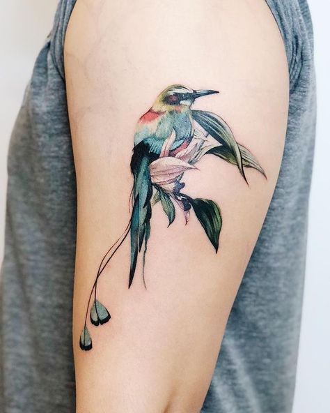 Shirley Liang trên Instagram: “What a piece to come back to 🙌💕Turquoise-browed Motmot from yesterday for Edwin! Quetzal and Grey Jay left to go, representing his…” Lovebird Tattoo, Illustrative Tattoos, Female Tattoo Artist, Parrot Tattoo, Private Tattoos, Black Bird Tattoo, Flying Bird Tattoo, Bird Images, Thigh Tattoo Designs