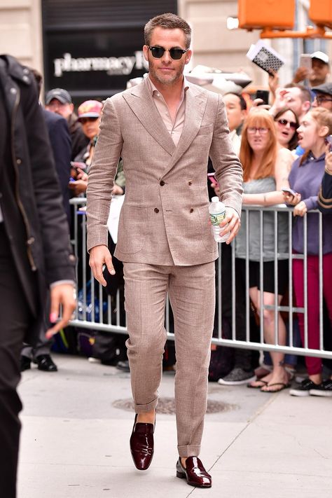 Brad Pitt, Chris Pine, Steven Yeun, and Chris Paul are all setting the summer suit bar extremely high. Double Breasted Suit Men, Linen Suits For Men, Rock Style Men, Summer Suits Men, Most Stylish Men, Costume Noir, Beige Suits, Best Dressed Man, Outfits Hombre