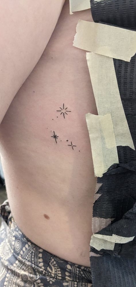 Little stars tattooed on right rib Star Tattoo Ribs, Little Stars Tattoo, Bookish Tattoos, Tattoos Inspo, Stars Tattoo, Ribcage Tattoo, Rib Tattoo, Hip Tattoo, Star Tattoos