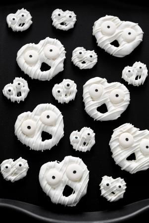 Halloween Dessert Idea: White Chocolate Pretzel Ghosts | HGTV Pretzel Ghosts, Ghost Pretzels, Delicious Halloween Desserts, Halloween Pretzels, Creepy Food, White Chocolate Pretzels, Candy Wafers, Decorating Food, Halloween Food Desserts