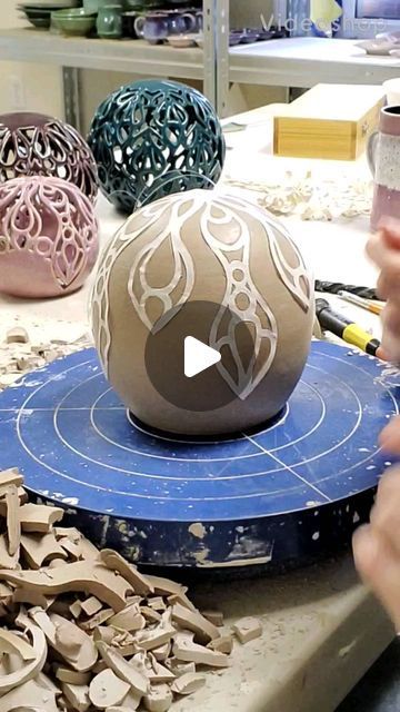 Pottery Luminaries Clay, Ceramics Pottery Bowls, Slab Ceramics, Pottery Lessons, Ceramic Lantern, Ceramic Art Sculpture, Sculpture Art Clay, Pottery Videos, Cerámica Ideas