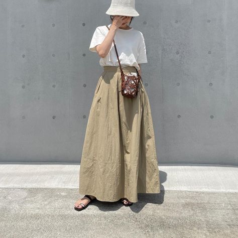 Japanese Ootd, Mid Skirt Outfits, Japanese Skirt, Japanese Minimalist Fashion, Outfits Neutral, Linen Style Fashion, Fluffy Skirt, Long Skirt Fashion, Long Skirt Outfits