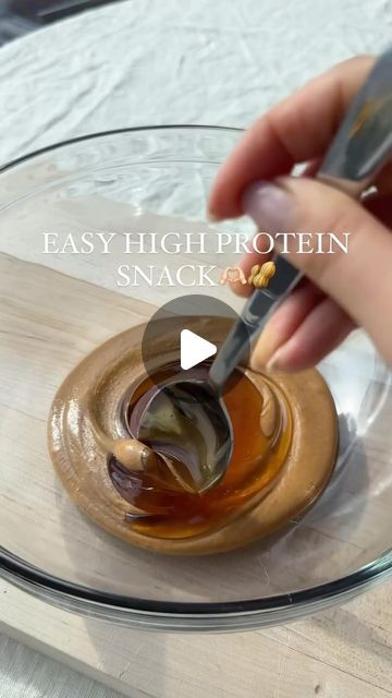 Healthy |easy|recipes on Instagram: "Credit the owner @keitsjournal  VIRAL HEALTHY SNACK🍯🥜 ⬇️⬇️⬇️⬇️⬇️ Ingredients: •100g peanut butter •1 tbsp honey 🍯 •5 crushed rice cakes •1 scoop of crushed peanuts 🥜 •4/5 dates, chopped •130 g melted dark chocolate ❤️ ~ HEALTHY SNACK❤️ ~ Try them and let me know what you think!🫶🏻  #healthyrecipes #healthysnacks #easysnack #healthydessert  •" Rice Cake Recipes, Butter Rice, High Protein Snacks, Rice Cakes, Keto Snacks, Snack Time, Healthy Dessert, Easy Snacks, Easy Healthy Recipes