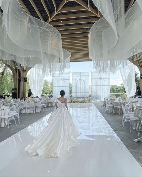 Freetime Activities, White Wedding Decorations, Dream Wedding Reception, Elegant Wedding Inspiration, Wedding Stage Design, Dream Wedding Decorations, Luxury Wedding Decor, Wedding Planning Decor, Wedding Design Decoration