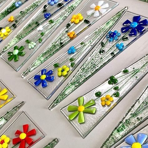 Fused Glass Flowers Garden Stakes, Fused Glass Garden Stakes, Kiln Projects, Fused Glass Artist, Glass Suncatchers, Plant Stakes, Glass Fusion Ideas, Fused Glass Artwork, Glass Fusing Projects