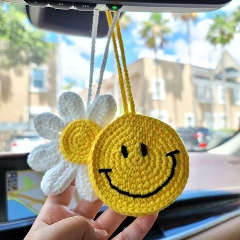 Crochet With Charms, Crochet Thank You Gifts, Crochet Airpods Case Pattern Free, Simple Things To Crochet, Yellow Crochet Projects, Crochet Daisy Keychain, Crochet Gifts For Friends, Crochet Useful Items, Crochet Smiley Face