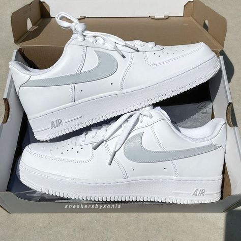 Nike Airs Women, Cute Shoes For School 2022, Nike Air Force 1 Grau, Cute Airforce 1, Nice Air Force 1, Air Forces Aesthetic, Nike Air Force Grey, Grey Air Force 1, Nike Air Force 1 Grey