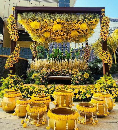 Ideas For Haldi Ceremony, Haldi Function Decoration, Ceremony Decor Ideas, Haldi Decoration Ideas, Haldi Ceremony Decorations, Mehendi Decor Ideas, Haldi Decor, Night Wedding Decor, Mehendi Decor