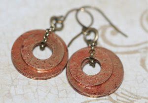 Distressed Washer Earrings - More Hardware Store Inspired Jewelry Tutorials - The Beading Gem's Journal Ear Cuff Tutorial, Steampunk Diy Crafts, Diy Steampunk, Washer Jewelry, Steampunk Crafts, Steampunk Earrings, Diy Earring, Steampunk Diy, Steampunk Accessories