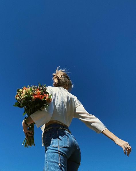 #bouquet #blueskies #blondhair #levi #photography #photoshootideas #silkshirt Spring Picture Ideas, Spring Portraits, Spring Photoshoot, Flower Photoshoot, Photography Shoot, Pregnancy Photography, Artsy Photos, Spring Pictures, Portrait Photoshoot