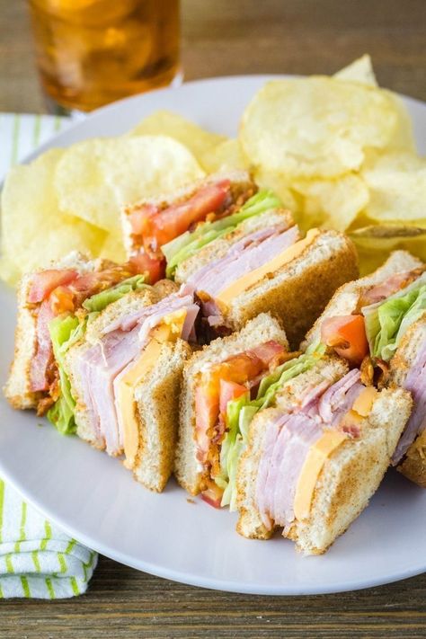 Club Sandwich Ingredients, Clubhouse Sandwich, Club Sandwich Recipes, Bread Booze Bacon, Roast Beef Sandwich, Croissant Sandwich, Plats Healthy, Reuben Sandwich, Deli Sandwiches