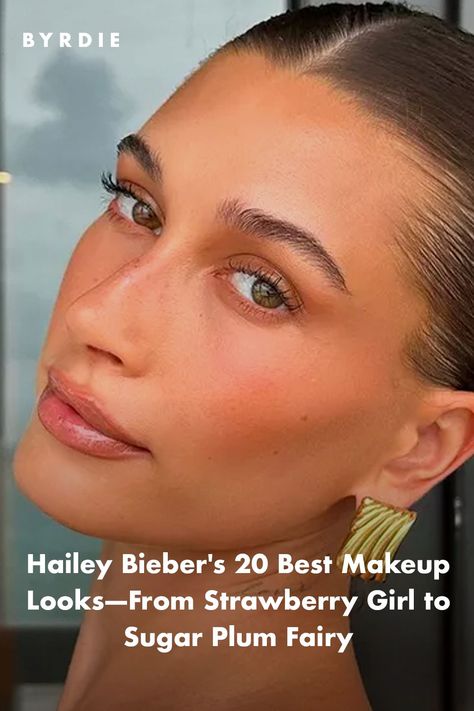 Hailey Bieber's best makeup looks Hailey Bieber Makeup Looks, Hailey Bieber Wedding Makeup, Hailey Bieber Makeup, Hailey Bieber Wedding, Holographic Eyeshadow, Faux Freckles, Kajal Eyeliner, Berry Lips, Glitter Eyeliner