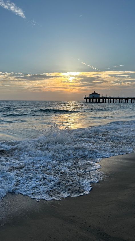 Manhattan Beach Aesthetic, New York Beach Aesthetic, Sloane Core, Nyc Beach, Cuban Bakery, California Places To Visit, La Beach, Beach Cities, Manhattan Beach California