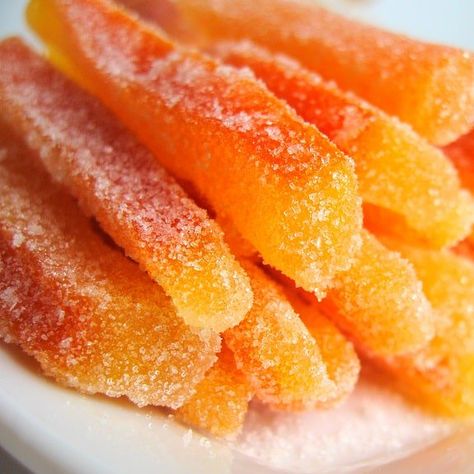 candied orange peel Cuban Desserts, English Scones, Deco Fruit, 2 Ingredient Recipes, Candied Orange, Candied Orange Peel, Orange Candy, Food Swap, Candied Fruit