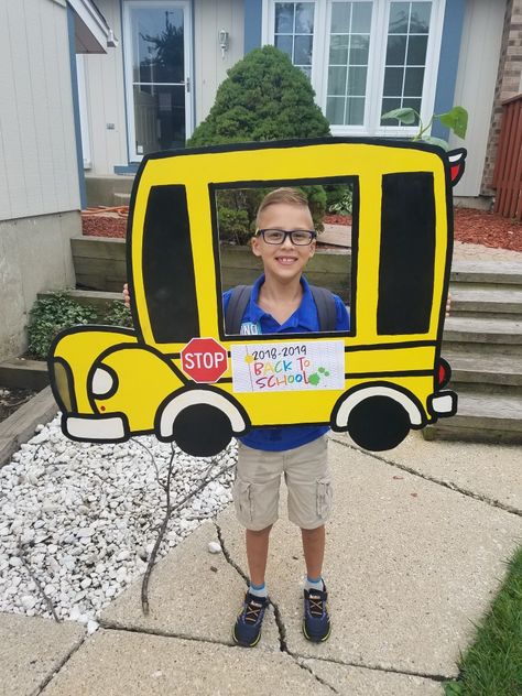 My First Day At School Frame, Selfie Frames Ideas School, Bus Selfie, School Bus Art, Bus Photo Booth, School Bus Pictures, Rapunzel Characters, Selfie Board, Selfie Booth