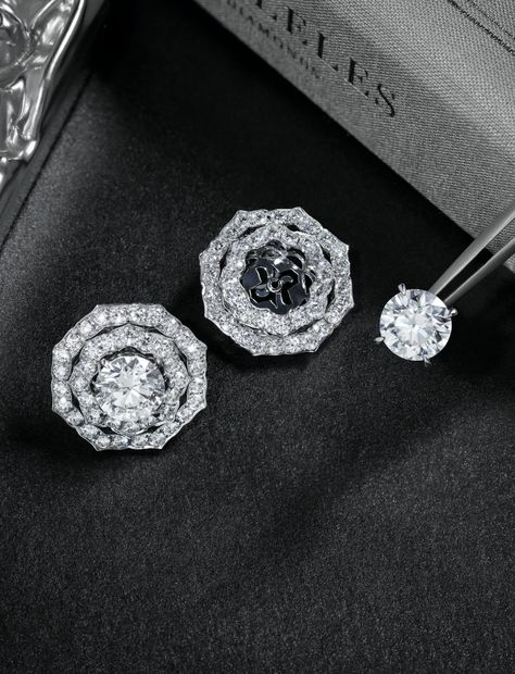 Versatile, striking, and easy to wear diamond jackets. A modern classic and can be worn with a simple diamond studs. It is a show-stopping piece that adds drama and sparkle to a bridal look and or an evening look. Diamond Jackets Earrings Studs, Solitaire Jackets Earrings, Earring Jackets For Diamond Studs, Wedding Jewllery, Khuyen Tai, Diamond Jacket Earrings, Earrings Jackets, Ear Jacket Earring Gold, Convertible Jewelry