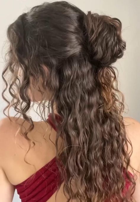 Cute Curly Hairstyles for Medium Hair: Embrace Shoulder-Length Curls Charm! (Trending 2024) Medium Length Curly Hair, Wavy Hairstyles Medium, Cute Curly Hairstyles, Hoco Hairstyles, Medium Curly Hair Styles, Curly Hair Styles Easy, Hairdos For Curly Hair, Wavy Curly Hair, Curly Hair Inspiration