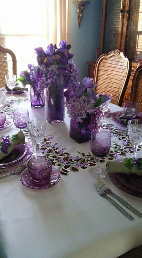 Purple Table Settings, Everything Purple, Glam Dining Room, Blue Table Settings, Pretty Table Settings, Spring Table Settings, Romantic Rustic Wedding, Purple Table, Purple Kitchen