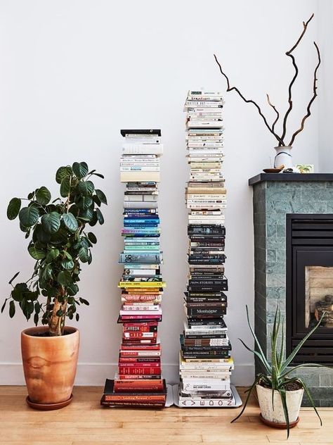 Small Home Library, Painting Kitchen Cabinets White, Bibliotheque Design, Living Room Plants, Gorgeous Interiors, Book Stack, Painting Kitchen Cabinets, White Kitchen Cabinets, Fleetwood Mac