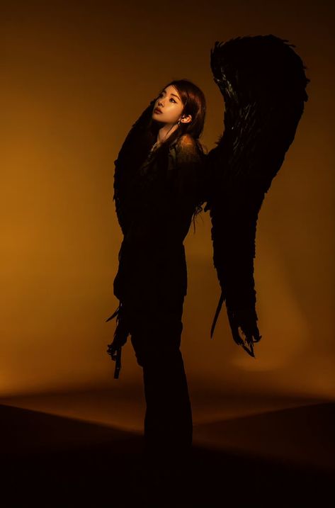 Black Angel Wings Photoshoot, Dark Angel Photoshoot, Fallen Angel Cosplay, Wings Photoshoot, Winged People, Angel Demon, Black Angel Wings, Woman In Suit, Black Dahlia