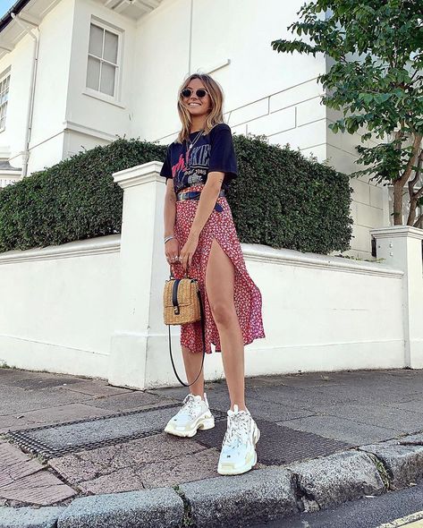 OOTD Magazine on Instagram: “What do you love about this look? @chloehayward_” Chunky White Sneakers Outfit, Skirts With Sneakers, Neo Grunge, White Sneakers Outfit, Tokyo Street Fashion, Skirt And Sneakers, Grunge Style, Cute Summer Outfits, Mode Inspiration