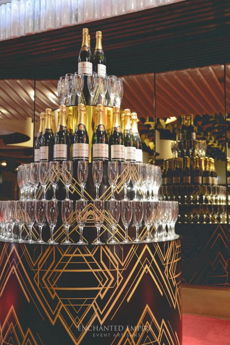 Great Gatsby Event Decor, Gatsby Gala Decor, Black And Gold Event Decor, Great Gatsby Party Decorations Diy, Great Gatsby Restaurant, Great Gatsby Tables, Great Gatsby Decor, Sweeteasy Gatsby Party, Gatsby Champagne Tower